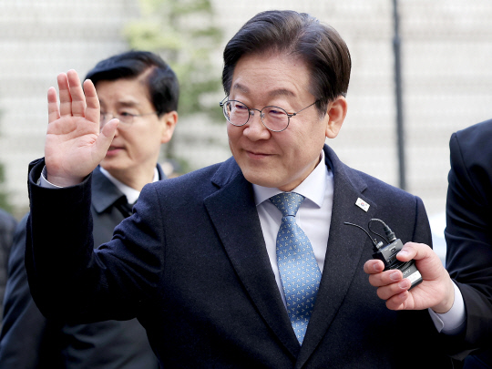 이재명 더불어민주당 대표가 지난달 26일 서울고등법원에서 열린 공직선거법 위반 혐의 사건 2심 결심 공판에 출석하고 있다. 연합뉴스